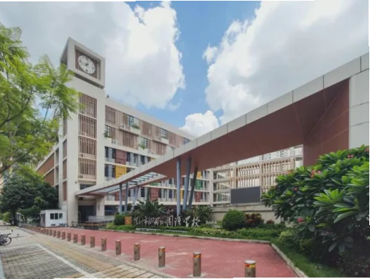 足球产业就业并非只有球员一条路，涵盖管理、营销